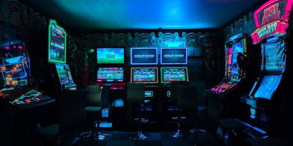 电竞纪录片《王者之路》画面，职业选手在比赛现场专注操作